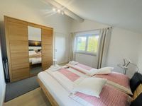 Schlafzimmer mit Schrank